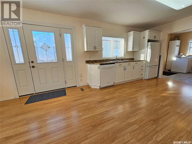 124 3rd Street E, House detached with 2 bedrooms, 2 bathrooms and null parking in Ponteix SK | Image 3