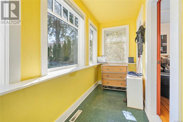 3228 Seaton St, House detached with 2 bedrooms, 1 bathrooms and 4 parking in Saanich BC | Image 2