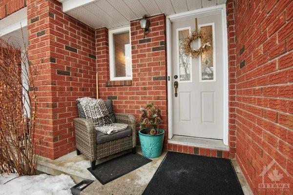 28 Redstone Lane, Townhouse with 3 bedrooms, 2 bathrooms and 2 parking in Ottawa ON | Image 2
