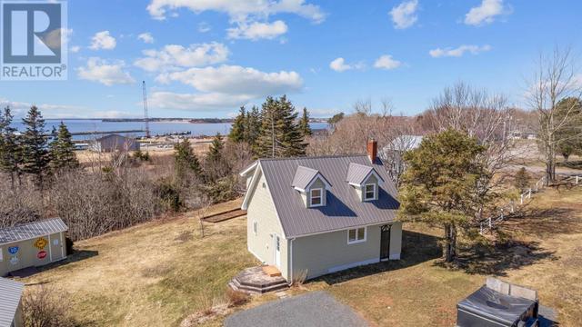4 Green Street, House detached with 2 bedrooms, 1 bathrooms and null parking in Souris PE | Image 3