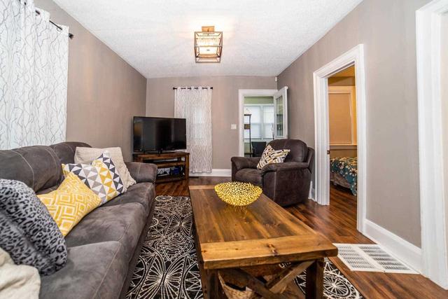 245 Quebec St, House detached with 2 bedrooms, 1 bathrooms and 2 parking in Oshawa ON | Image 2