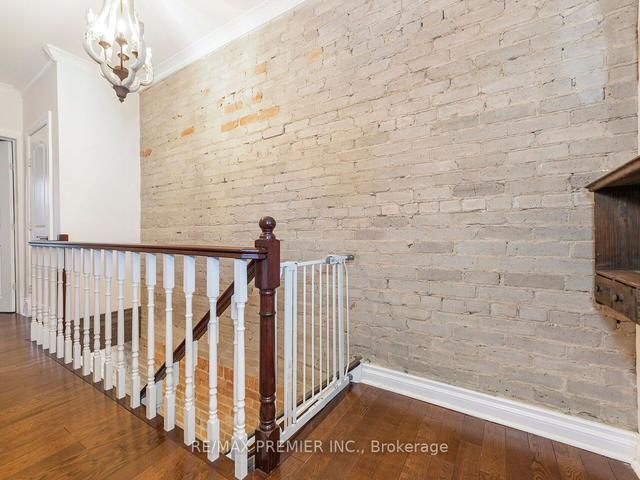 337 Saint Johns Rd, House semidetached with 3 bedrooms, 2 bathrooms and 2 parking in Toronto ON | Image 9