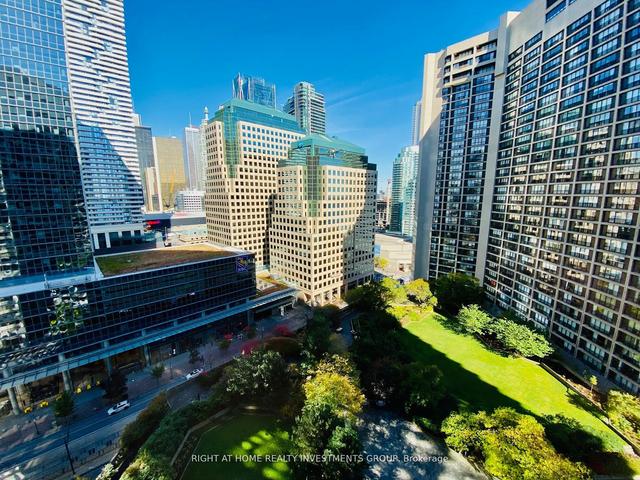 1910 - 65 Harbour Sq, Condo with 3 bedrooms, 3 bathrooms and 1 parking in Toronto ON | Image 20