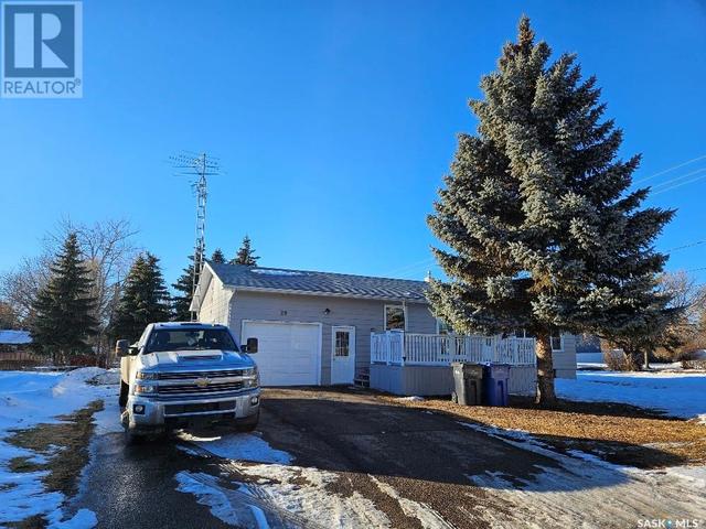29 Warren Street, House detached with 2 bedrooms, 2 bathrooms and null parking in Redvers SK | Image 2