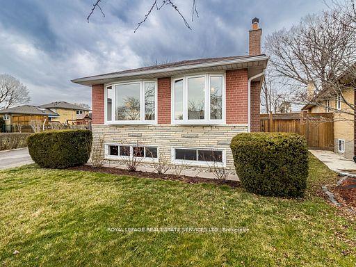 38 Rhinestone Dr, House detached with 3 bedrooms, 1 bathrooms and 5 parking in Toronto ON | Image 12