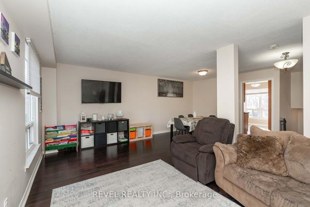 63 Guildford Cres, Townhouse with 3 bedrooms, 2 bathrooms and 2 parking in Brampton ON | Image 2