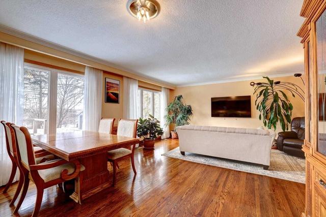 81 Decarie Circ, House detached with 3 bedrooms, 3 bathrooms and 6 parking in Toronto ON | Image 4