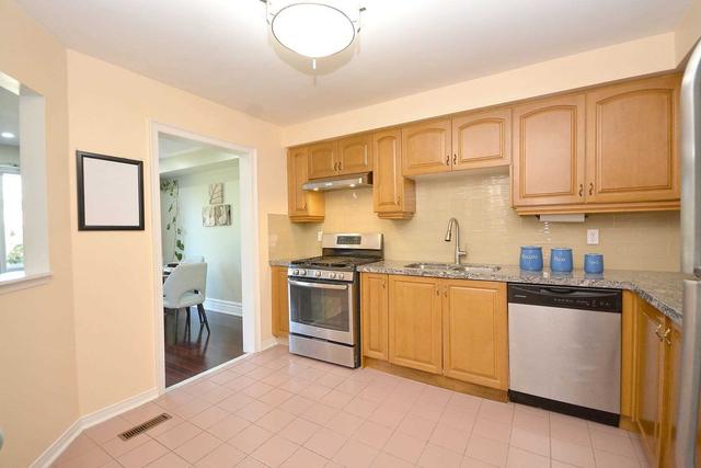 34 - 34 Wickstead Crt, Townhouse with 3 bedrooms, 4 bathrooms and 2 parking in Brampton ON | Image 6