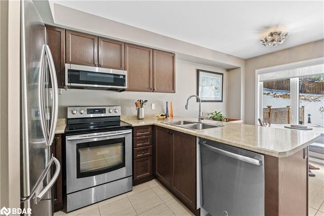 24 Peartree Court, House attached with 3 bedrooms, 2 bathrooms and 2 parking in Barrie ON | Image 4