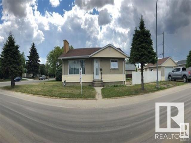 13703 137 Av Nw, House detached with 4 bedrooms, 2 bathrooms and 2 parking in Edmonton AB | Card Image