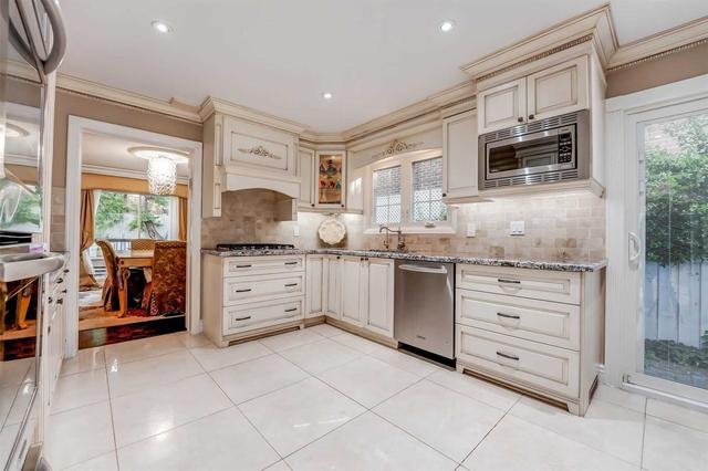 43 Russfax Dr, House detached with 4 bedrooms, 4 bathrooms and 5 parking in Toronto ON | Image 2