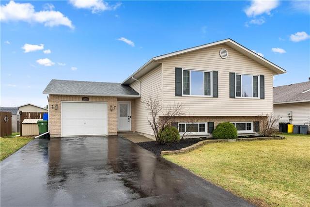 28 Highland Park Drive, House detached with 3 bedrooms, 2 bathrooms and 5 parking in Petawawa ON | Image 2
