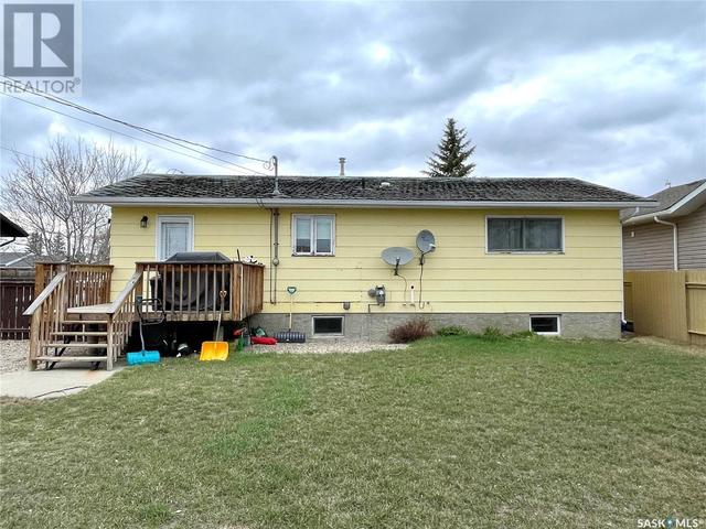 131 18th Street, House detached with 4 bedrooms, 2 bathrooms and null parking in Battleford SK | Image 2