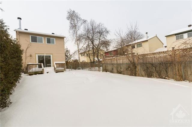 209 Sherway Drive, Townhouse with 3 bedrooms, 2 bathrooms and 3 parking in Ottawa ON | Image 23