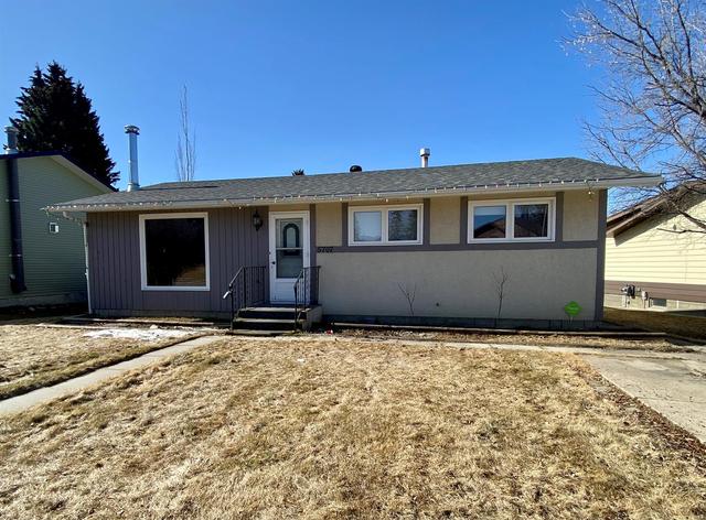 5707 53 Avenue, House detached with 3 bedrooms, 2 bathrooms and 2 parking in Rocky Mountain House AB | Image 1