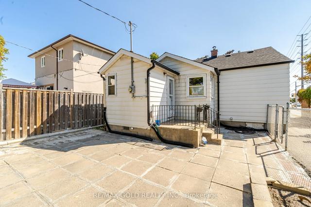 3011 Victory Cres, House detached with 2 bedrooms, 1 bathrooms and 5 parking in Mississauga ON | Image 14