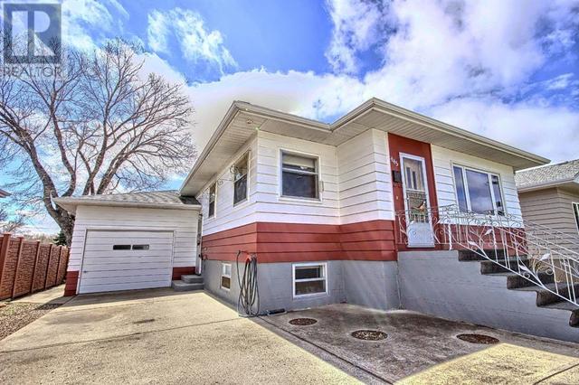 445 9 Street Sw, House detached with 2 bedrooms, 2 bathrooms and 3 parking in Medicine Hat AB | Card Image