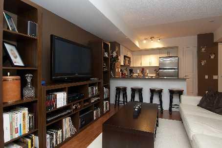 th 42 - 93 The Queensway Ave, Townhouse with 1 bedrooms, 2 bathrooms and 1 parking in Toronto ON | Image 2