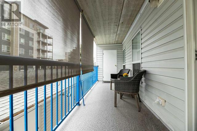 Additional storage room on balcony | Image 18