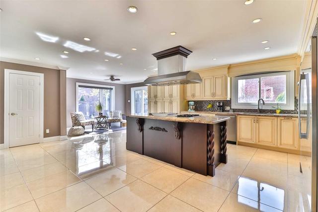 543 Avonwick Ave, House detached with 3 bedrooms, 4 bathrooms and 6 parking in Mississauga ON | Image 2