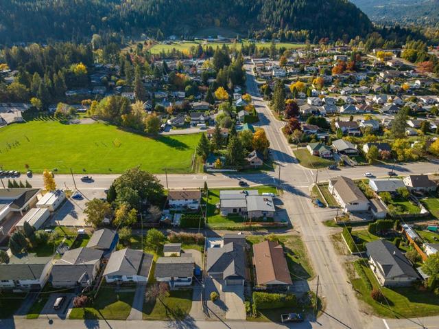 608 6th Avenue, House detached with 4 bedrooms, 2 bathrooms and 6 parking in Castlegar BC | Image 8