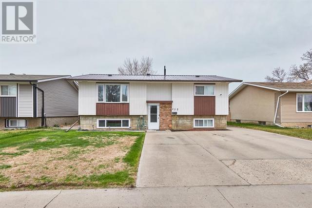 458 18 Street Ne, House detached with 4 bedrooms, 2 bathrooms and 4 parking in Medicine Hat AB | Card Image