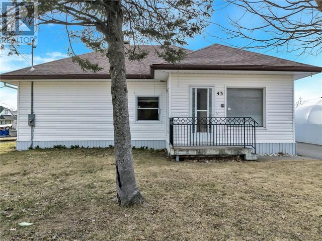 43 Cote Avenue, House detached with 2 bedrooms, 2 bathrooms and null parking in Greater Sudbury ON | Image 27