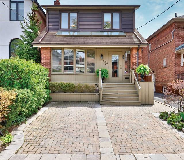 253 Deloraine Ave, House detached with 4 bedrooms, 3 bathrooms and 1 parking in Toronto ON | Image 1