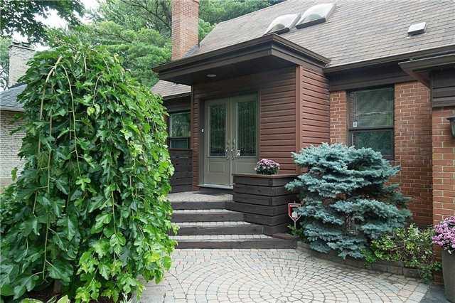 856 Melton Dr, House detached with 3 bedrooms, 3 bathrooms and 6 parking in Mississauga ON | Image 2