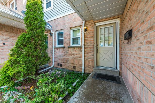 68 Wickstead Crt, Townhouse with 2 bedrooms, 4 bathrooms and 2 parking in Brampton ON | Image 12