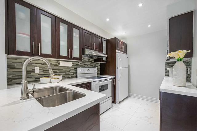 36 O'halloran Cres, House attached with 3 bedrooms, 3 bathrooms and 3 parking in Toronto ON | Image 2