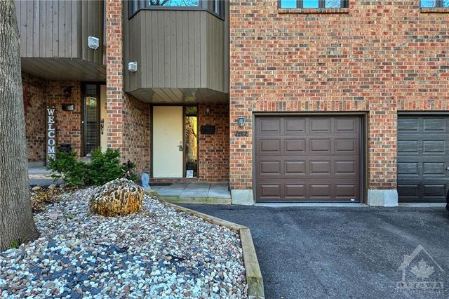 1462 Bryson Lane, Townhouse with 3 bedrooms, 3 bathrooms and 2 parking in Ottawa ON | Image 1