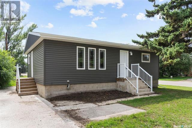 201 6th Avenue E, House detached with 4 bedrooms, 2 bathrooms and null parking in Watrous SK | Image 2