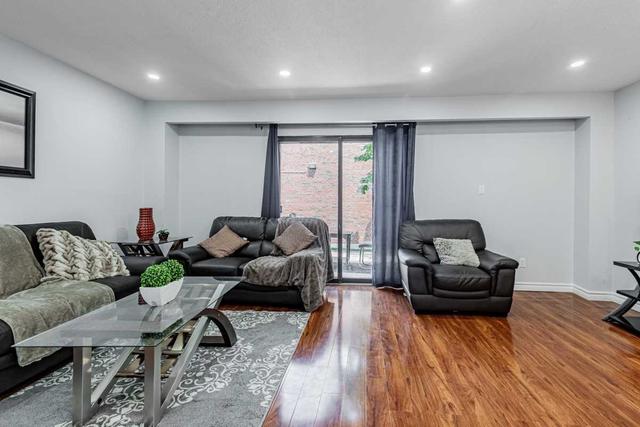 32 Trailridge Cres, Townhouse with 3 bedrooms, 3 bathrooms and 2 parking in Toronto ON | Image 4