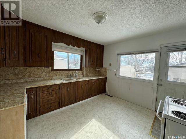 306 3rd Avenue W, House detached with 3 bedrooms, 2 bathrooms and null parking in Biggar SK | Image 3