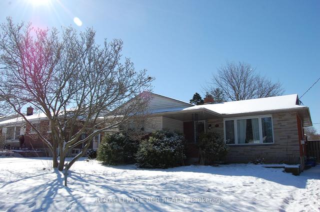 63 Olympic Dr, House detached with 3 bedrooms, 2 bathrooms and 3 parking in Kitchener ON | Image 1