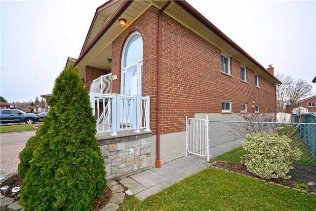 3634 Molly Ave, House semidetached with 3 bedrooms, 2 bathrooms and 2 parking in Mississauga ON | Image 2