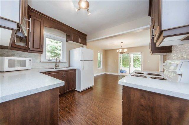 126 Bathgate Dr, House detached with 2 bedrooms, 2 bathrooms and 5 parking in Toronto ON | Image 4