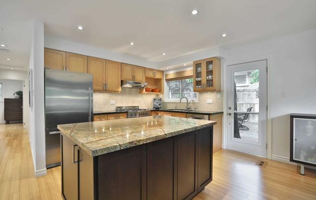 420 Canterbury Cres, House detached with 3 bedrooms, 2 bathrooms and 7 parking in Oakville ON | Image 3