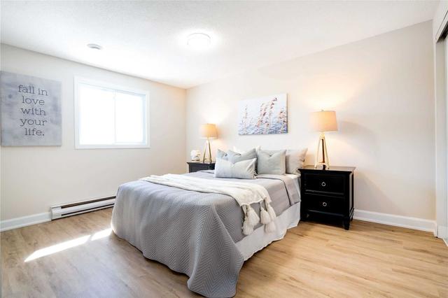 355 Sandringham Cres, Townhouse with 3 bedrooms, 2 bathrooms and 1 parking in London ON | Image 2