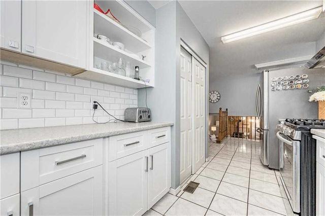 81 Taylor Ave, House detached with 2 bedrooms, 2 bathrooms and 3 parking in Cambridge ON | Image 5