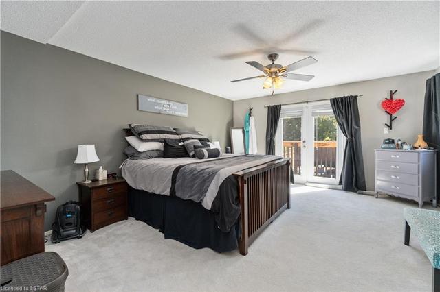301 Newton Court, House detached with 4 bedrooms, 3 bathrooms and 5 parking in Sarnia ON | Image 3