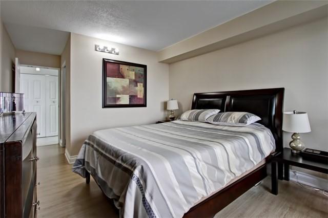 2414 - 550 Webb Dr, Condo with 2 bedrooms, 1 bathrooms and 2 parking in Mississauga ON | Image 10