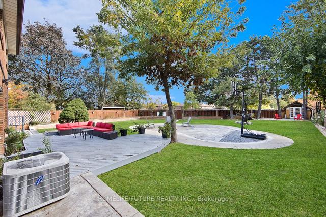 15 Dunsdale Sq, House detached with 4 bedrooms, 3 bathrooms and 7 parking in Toronto ON | Image 21