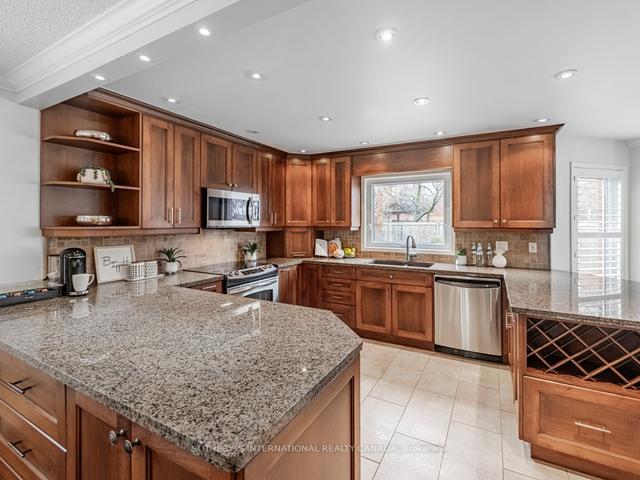 1052 Beechnut Rd, House detached with 4 bedrooms, 3 bathrooms and 4 parking in Oakville ON | Image 2