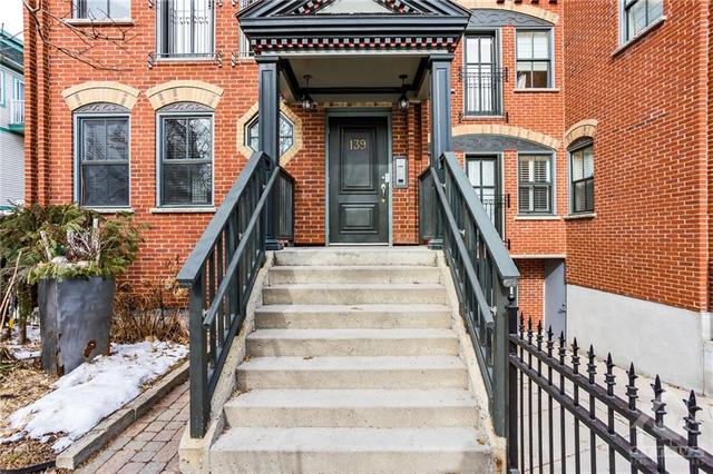 11 - 139 Guigues Avenue, Condo with 2 bedrooms, 1 bathrooms and 1 parking in Ottawa ON | Image 1