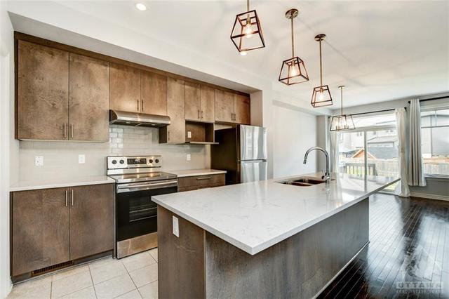 247 Hawkmere Way, Townhouse with 3 bedrooms, 3 bathrooms and 3 parking in Ottawa ON | Image 5