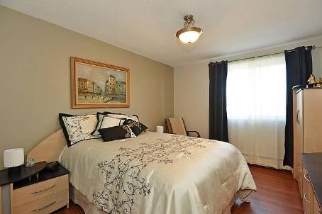 915 Elmsmere Rd, Condo with 2 bedrooms, 1 bathrooms and 1 parking in Ottawa ON | Image 5