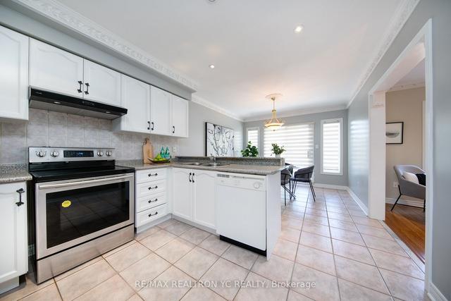 16 Thornton Cres, House detached with 3 bedrooms, 3 bathrooms and 6 parking in Vaughan ON | Image 5