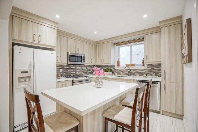363 Taylor Mills Dr S, House semidetached with 3 bedrooms, 2 bathrooms and 4 parking in Richmond Hill ON | Image 4